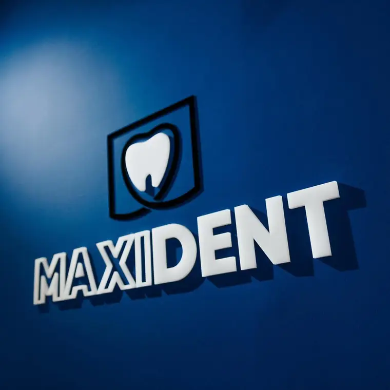 MaxiDent-ის ლოგო კლინიკის კედელზე